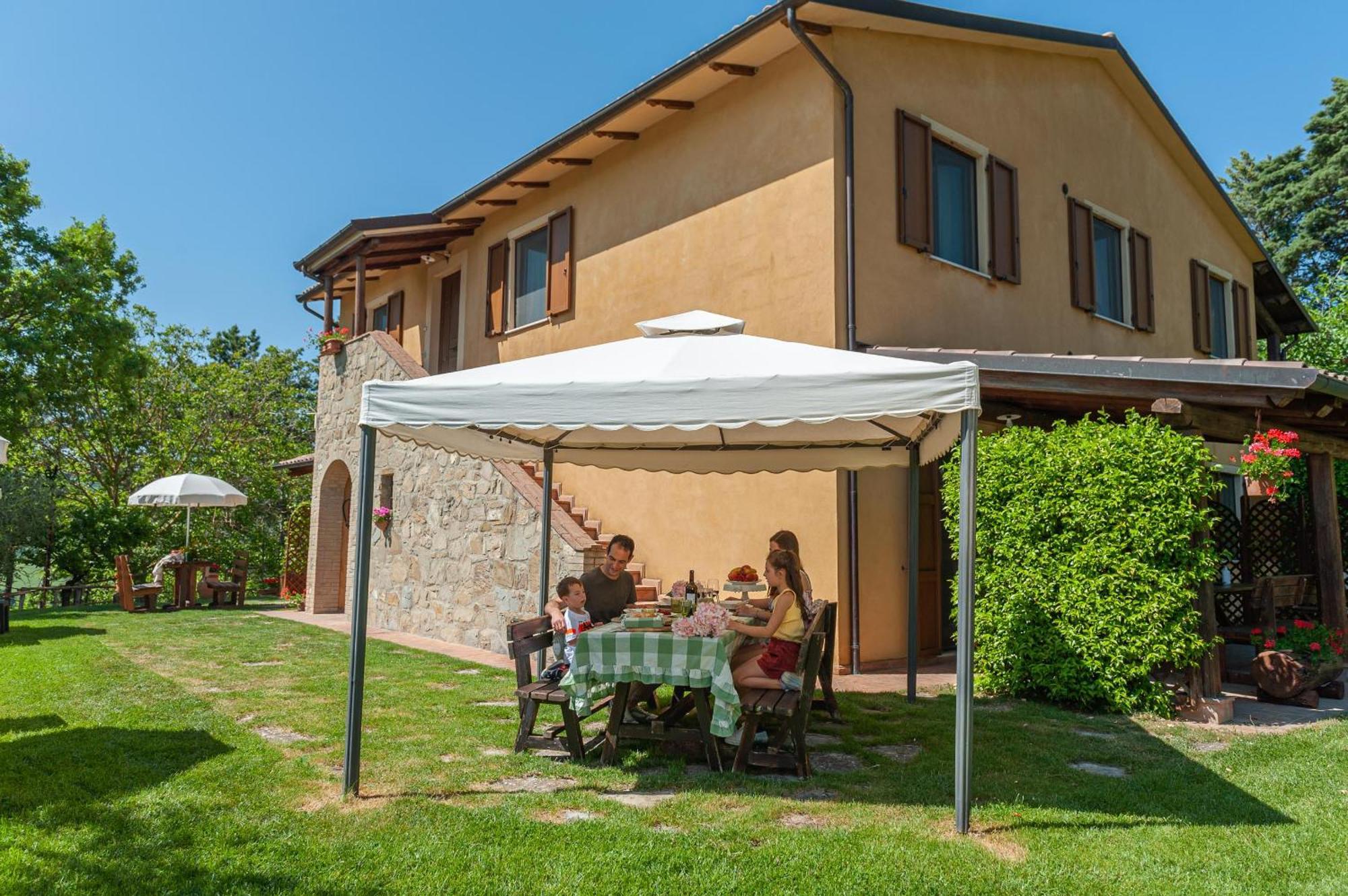 Agriturismo Le Dolci Colline Valfabbrica Exterior photo